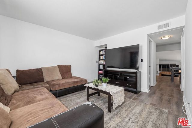 18415 Collins Street F, Tarzana (los Angeles), CA 91356
