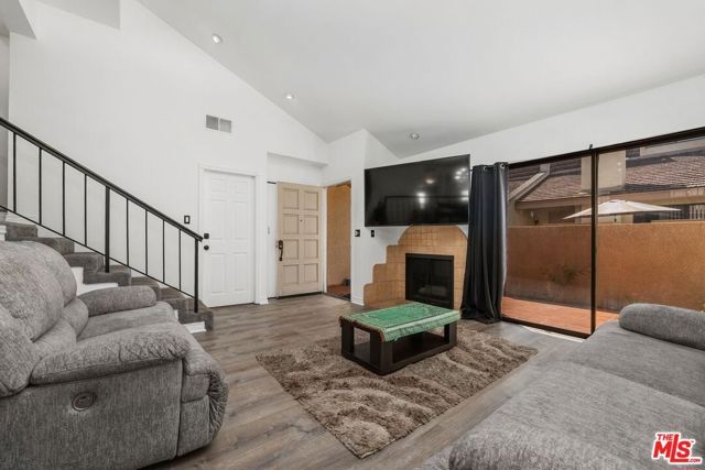 18415 Collins Street F, Tarzana (los Angeles), CA 91356