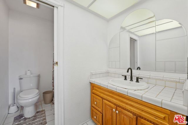 18415 Collins Street F, Tarzana (los Angeles), CA 91356