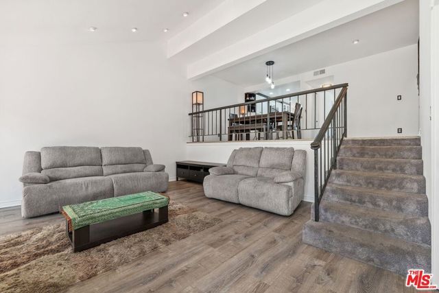 18415 Collins Street F, Tarzana (los Angeles), CA 91356