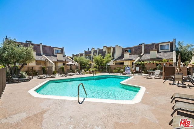 18415 Collins Street F, Tarzana (los Angeles), CA 91356