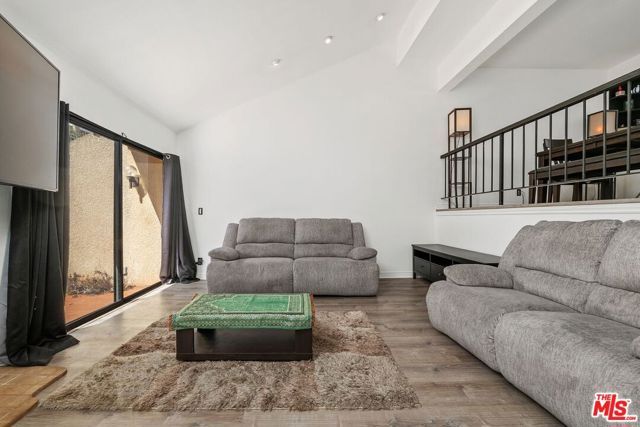 18415 Collins Street F, Tarzana (los Angeles), CA 91356
