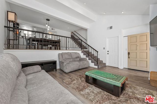 18415 Collins Street F, Tarzana (los Angeles), CA 91356