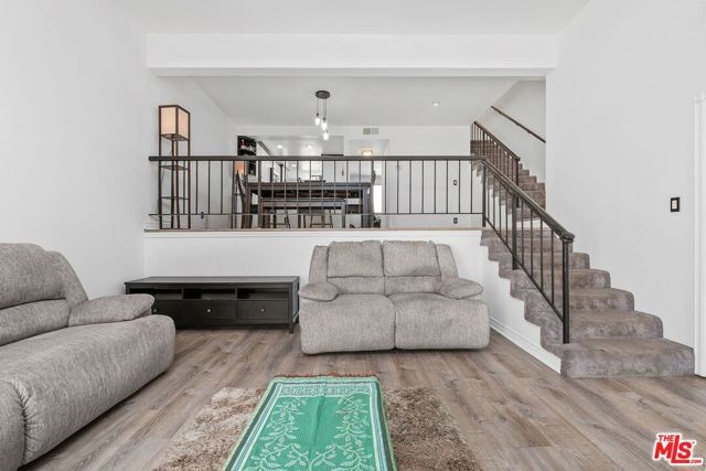 18415 Collins Street F, Tarzana (los Angeles), CA 91356