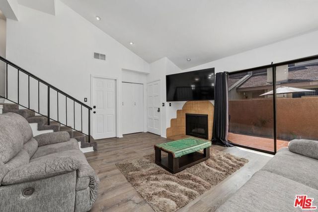 18415 Collins Street F, Tarzana (los Angeles), CA 91356