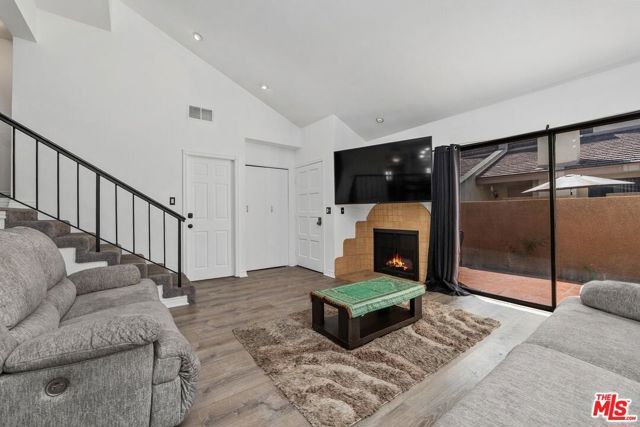 18415 Collins Street F, Tarzana (los Angeles), CA 91356