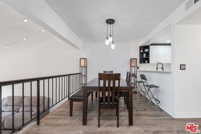 18415 Collins Street F, Tarzana (los Angeles), CA 91356