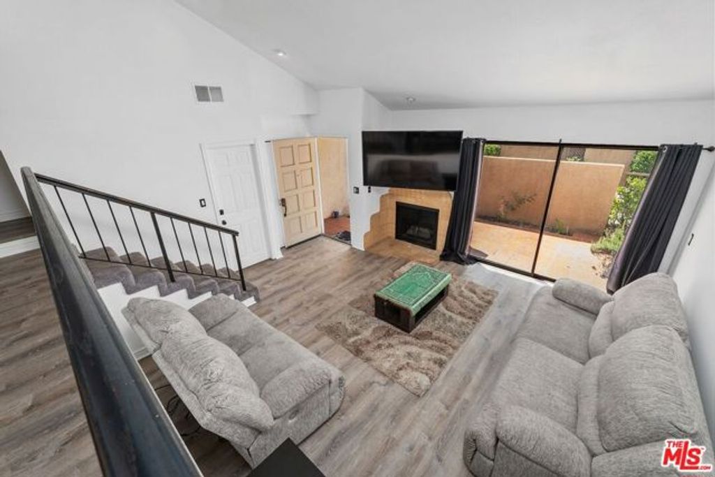 18415 Collins Street F, Tarzana (los Angeles), CA 91356