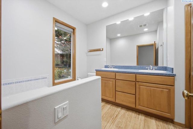 3111 W Canyon Lakes Dr., Kennewick, WA 99337