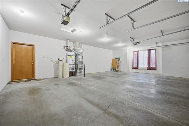 3111 W Canyon Lakes Dr., Kennewick, WA 99337