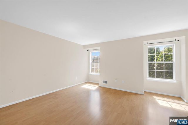 300 Crown Court 523, Edgewater, NJ 07020
