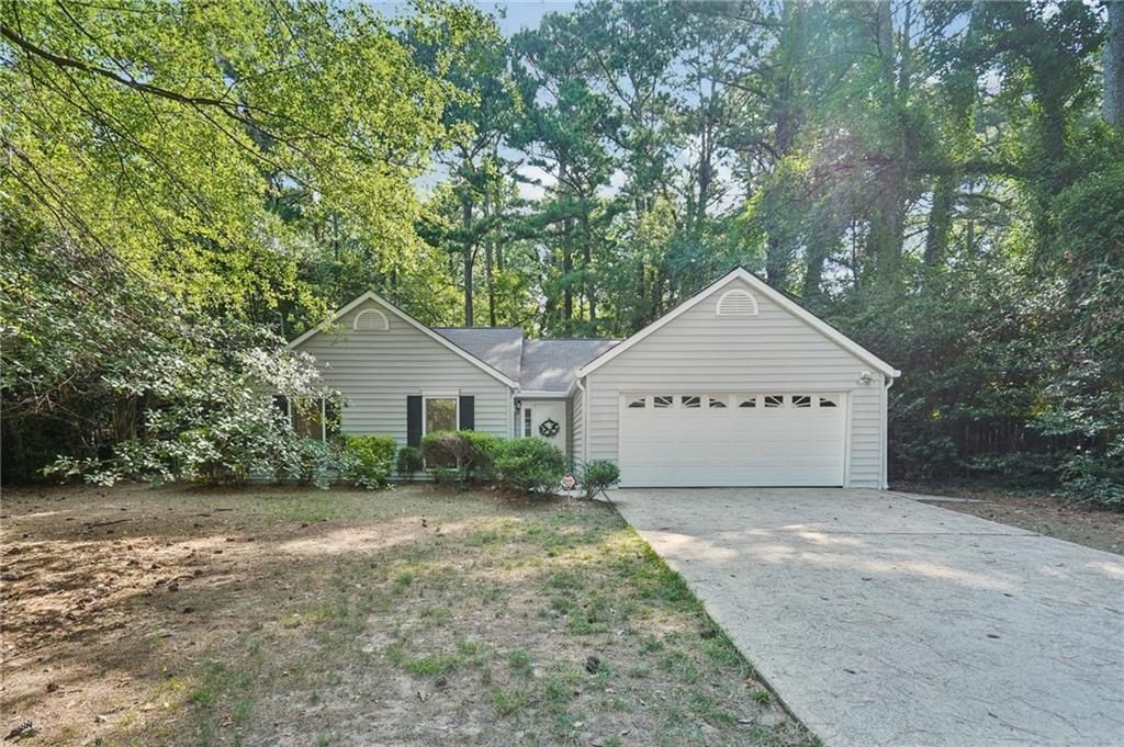 1090 Creekwood Cove, Lawrenceville, GA 30046