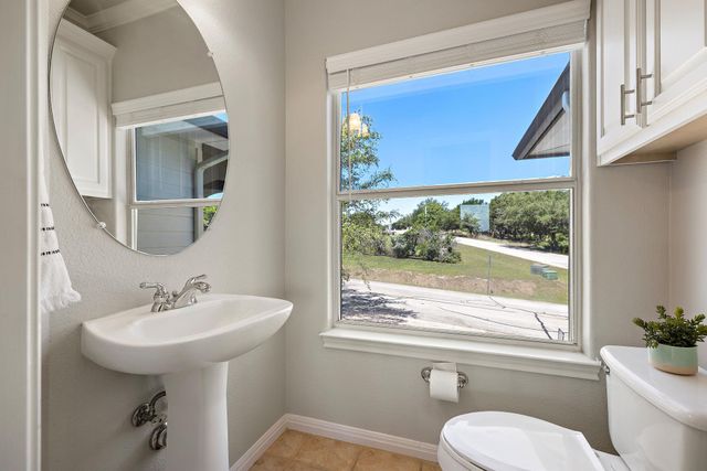 501 Lakeland CIR, Lago Vista, TX 78645