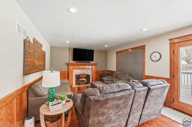 7412 SW Fountaindale RD, Topeka, KS 66614