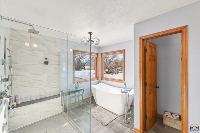 7412 SW Fountaindale RD, Topeka, KS 66614