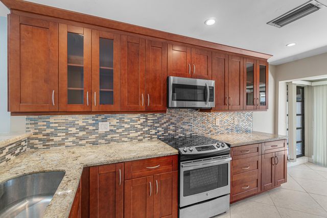 6850 NW 2ND Avenue 18, Boca Raton, FL 33487