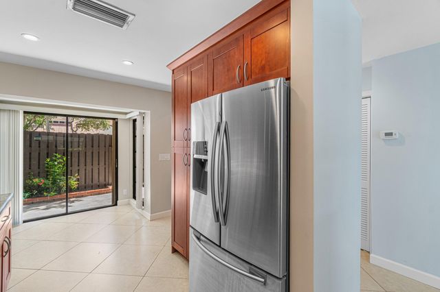 6850 NW 2ND Avenue 18, Boca Raton, FL 33487