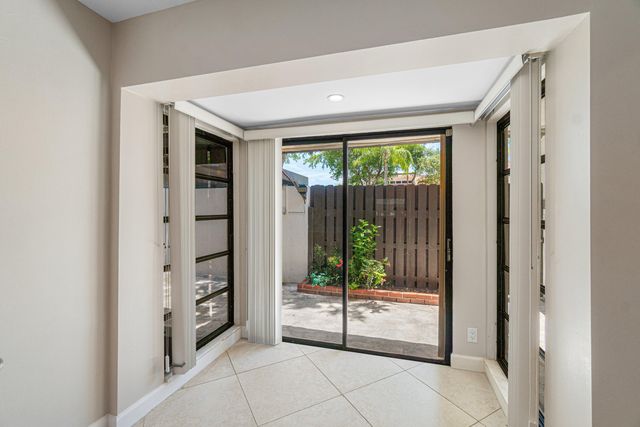 6850 NW 2ND Avenue 18, Boca Raton, FL 33487