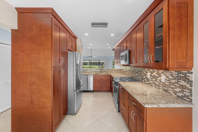 6850 NW 2ND Avenue 18, Boca Raton, FL 33487
