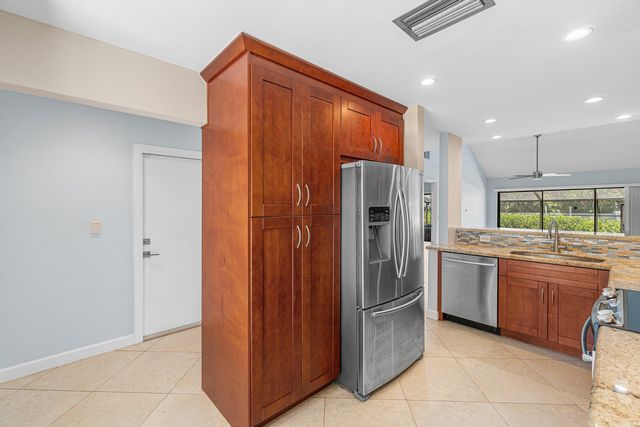 6850 NW 2ND Avenue 18, Boca Raton, FL 33487