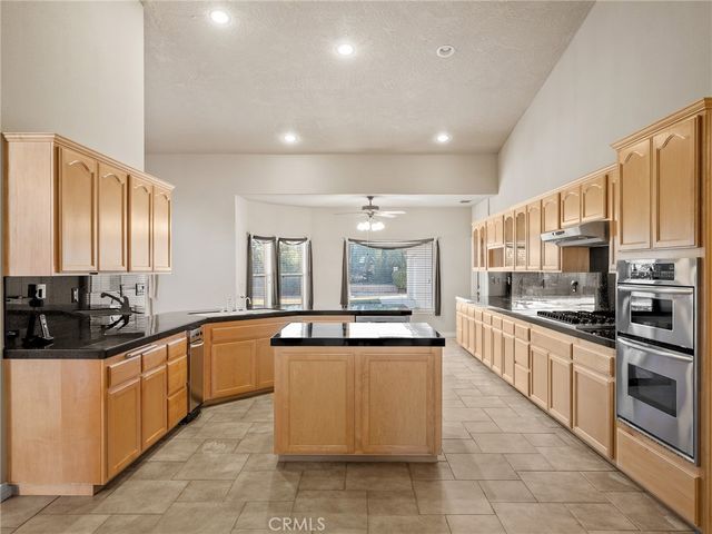 11385 Oak Ridge, Oak Hills, CA 92344