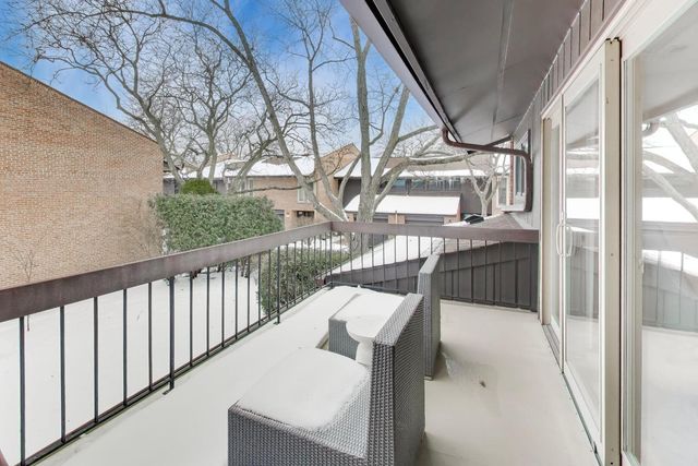 1821 Wildberry Drive A, Glenview, IL 60025