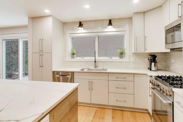 1821 Wildberry Drive A, Glenview, IL 60025