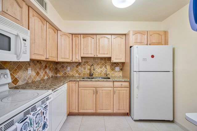 9810 Pineapple Tree Drive 101, Boynton Beach, FL 33436