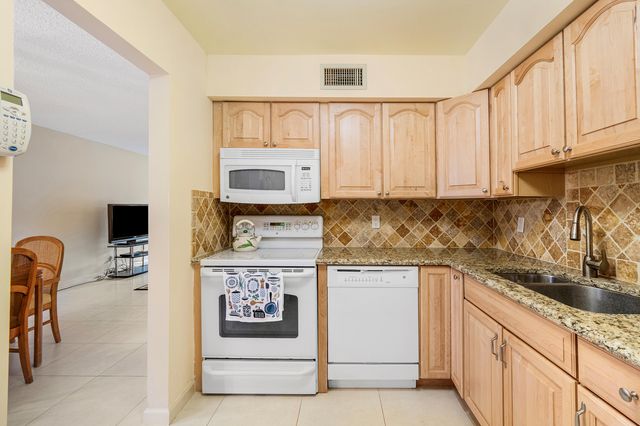 9810 Pineapple Tree Drive 101, Boynton Beach, FL 33436