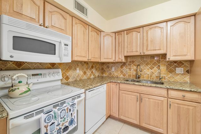 9810 Pineapple Tree Drive 101, Boynton Beach, FL 33436