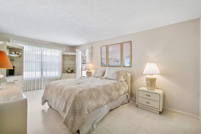 9810 Pineapple Tree Drive 101, Boynton Beach, FL 33436