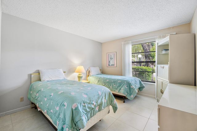 9810 Pineapple Tree Drive 101, Boynton Beach, FL 33436