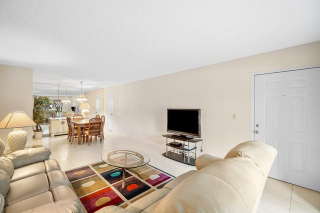 9810 Pineapple Tree Drive 101, Boynton Beach, FL 33436
