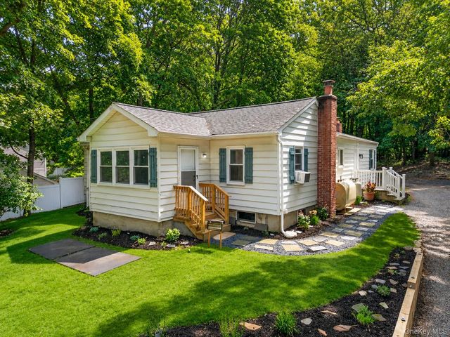 40 Christian Avenue, Setauket, NY 11733