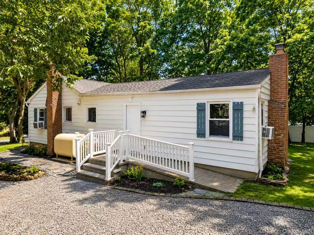 40 Christian Avenue, Setauket, NY 11733
