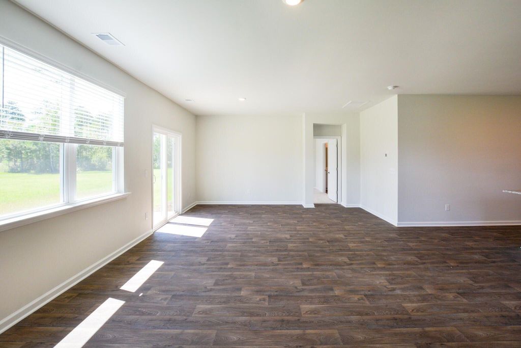 Image 8 of property listing at 411 Zenith Boulevard, Summerville, SC 29486