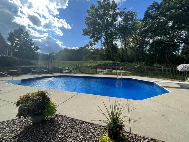 W287N3838 North Shore DRIVE, Pewaukee, WI 53072