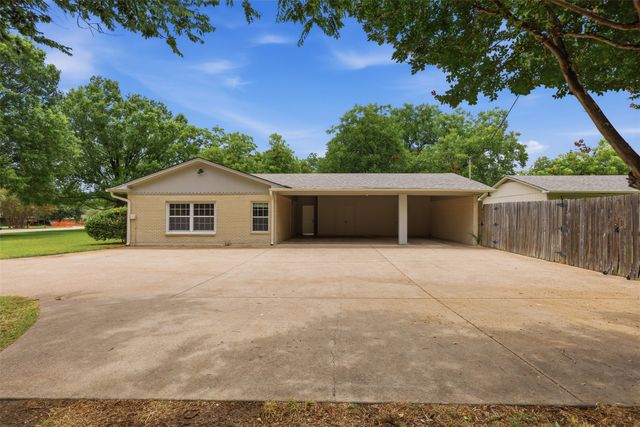 908 W Westhill Drive, Cleburne, TX 76033