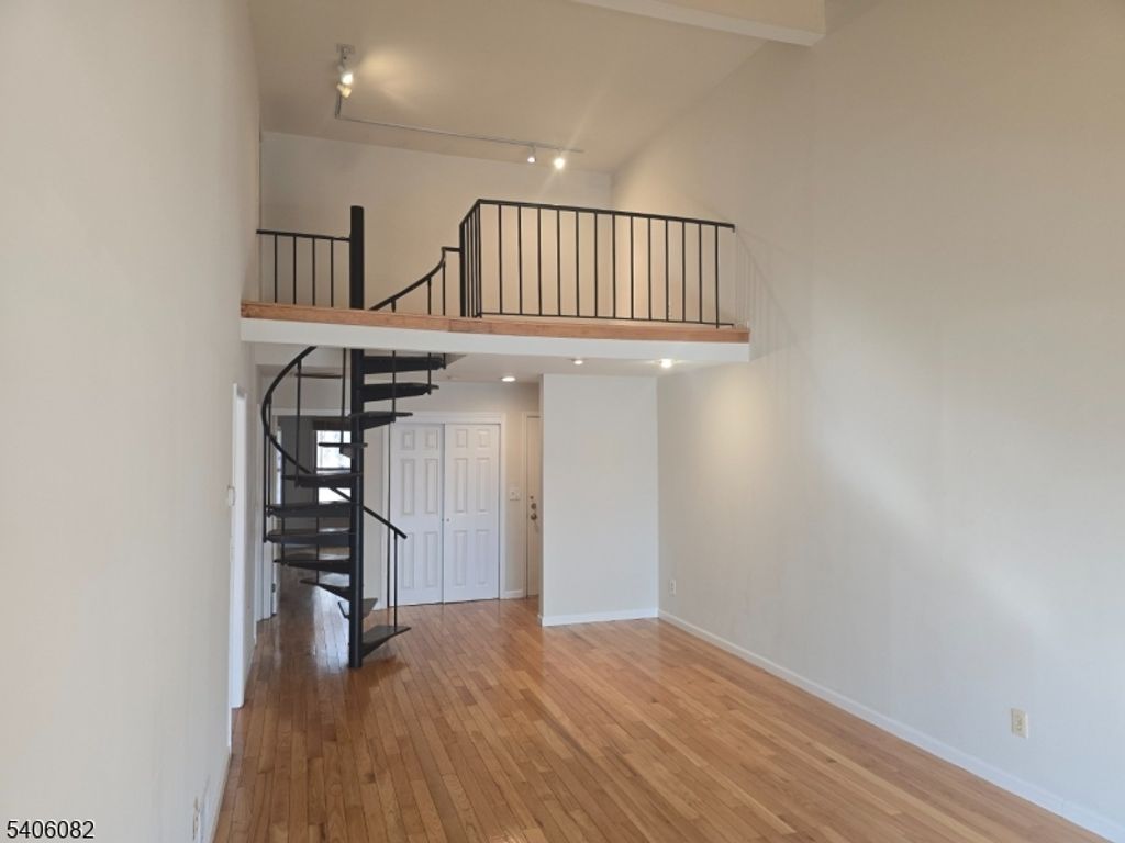 28 Sunrise Dr, Long Hill Twp., NJ 07933