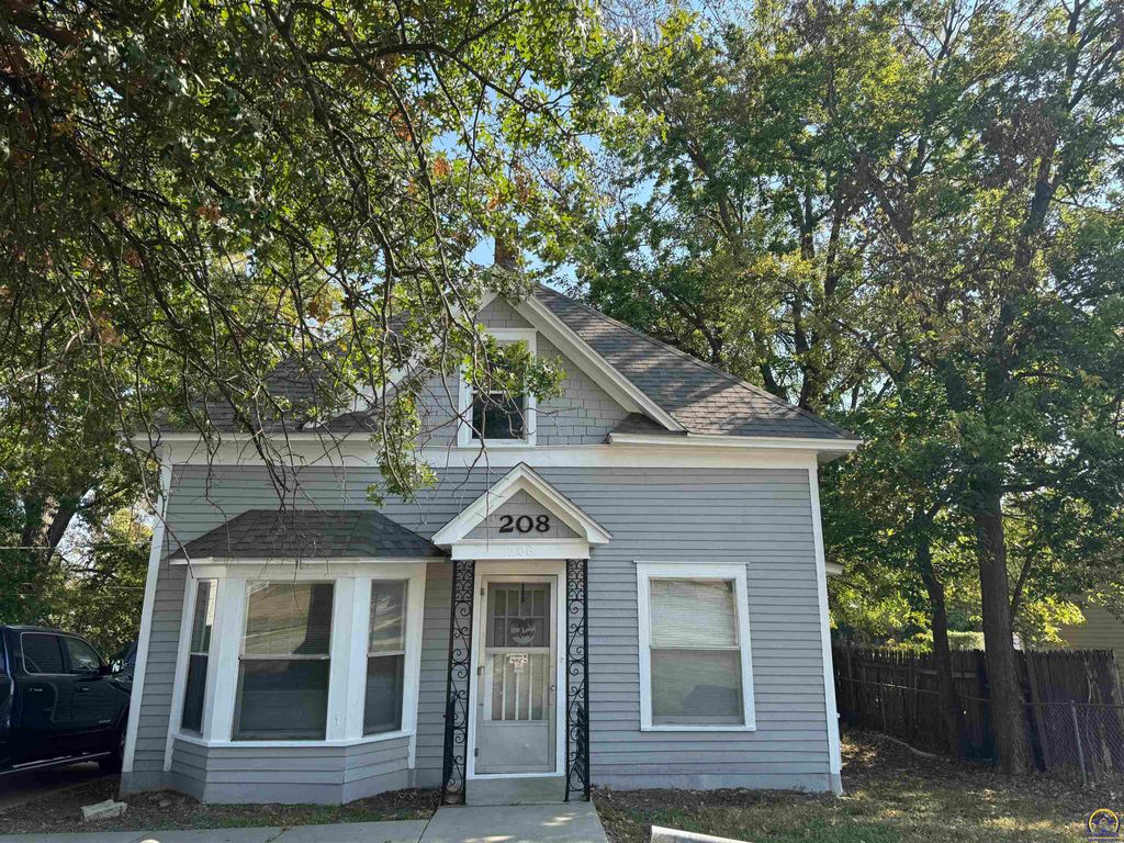 208 SW MacVicar AVE, Topeka, KS 66606