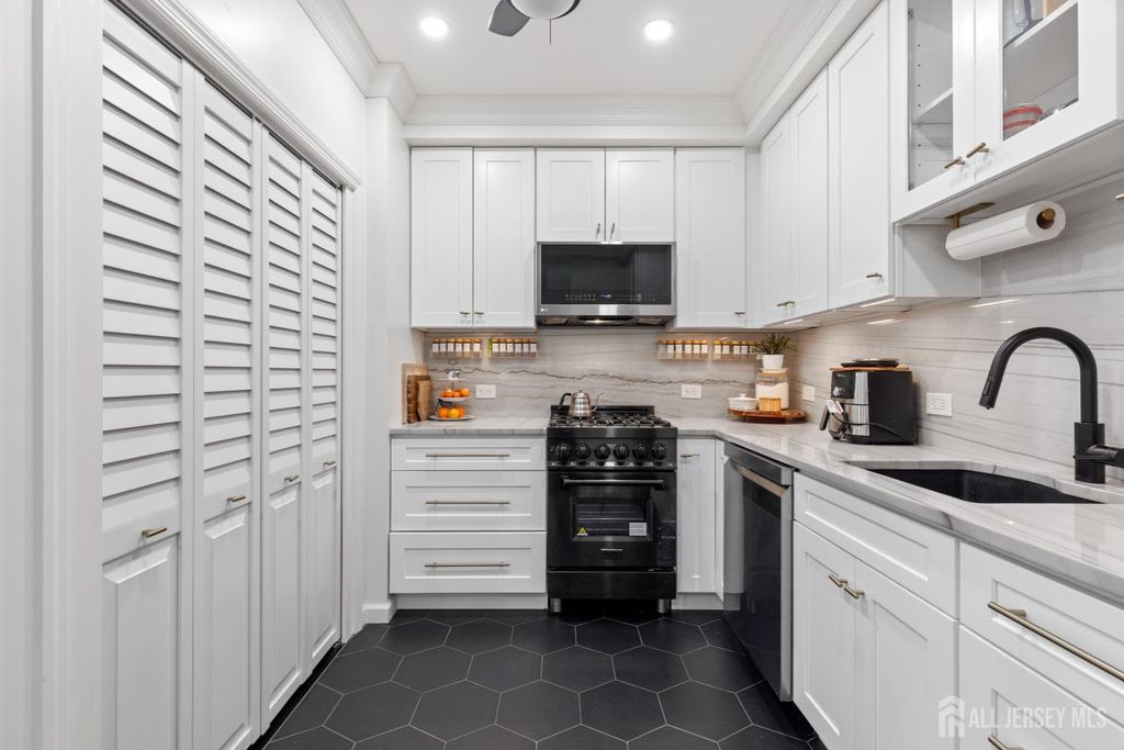 91 Coles Street 1, Jersey City, NJ 07302