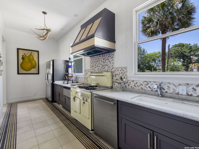 321 E Dewey Place, San Antonio, TX 78212