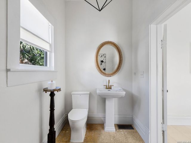 321 E Dewey Place, San Antonio, TX 78212