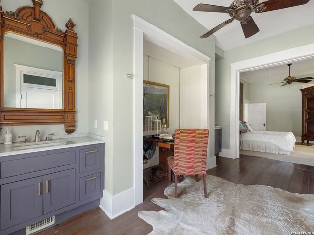 321 E Dewey Place, San Antonio, TX 78212