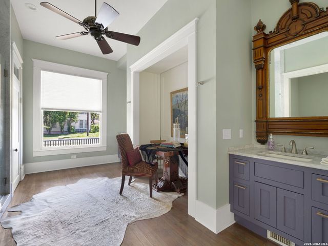 321 E Dewey Place, San Antonio, TX 78212