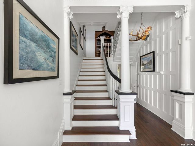 321 E Dewey Place, San Antonio, TX 78212