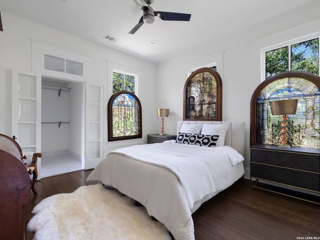 321 E Dewey Place, San Antonio, TX 78212