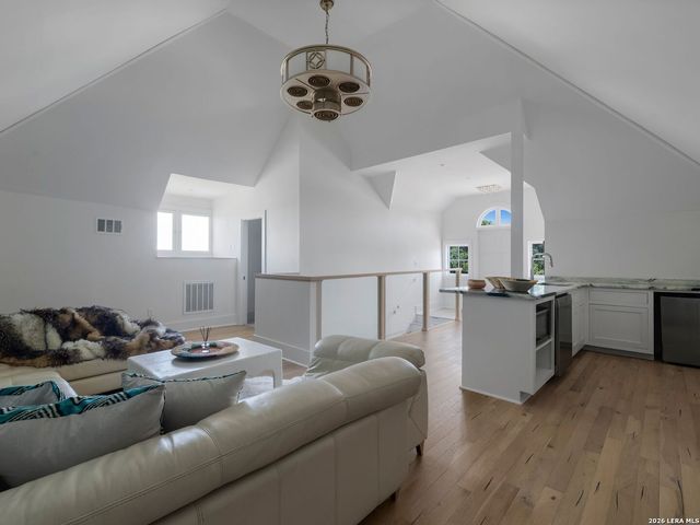 321 E Dewey Place, San Antonio, TX 78212