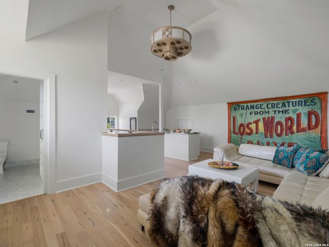 321 E Dewey Place, San Antonio, TX 78212