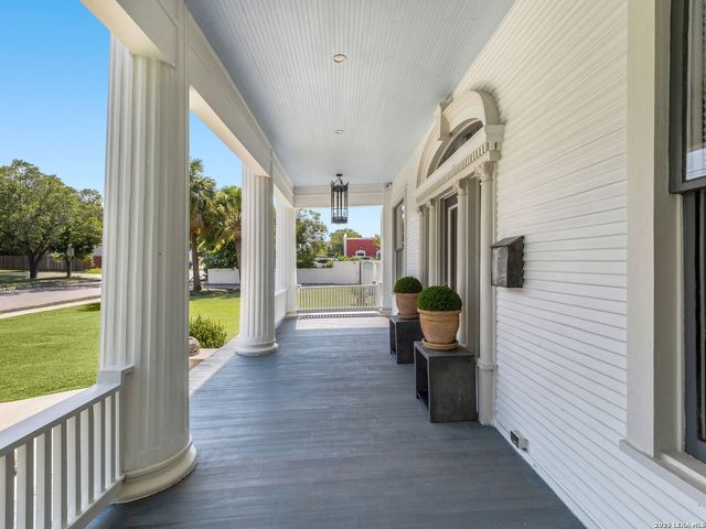 321 E Dewey Place, San Antonio, TX 78212